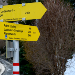 Wegweiser am Schlossplatz zur Burgruine Gösting
